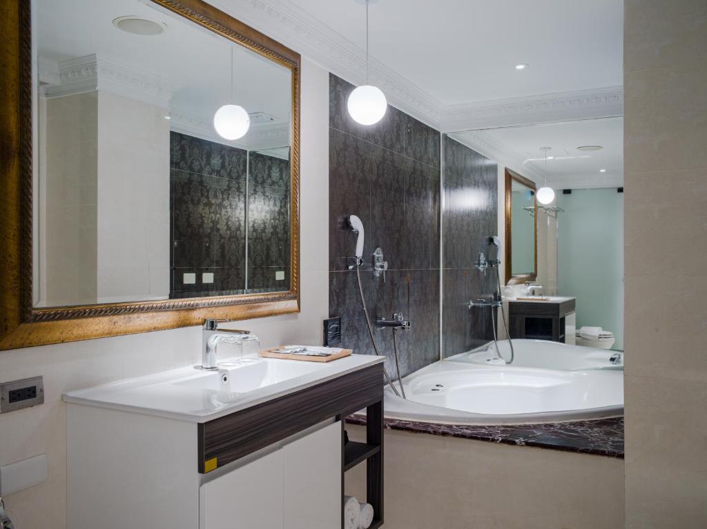 Koupelna v ubytování Archess Hotel