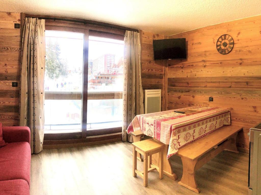 une chambre avec un lit, un canapé et une fenêtre dans l'établissement Bel appartement rénové 2 pièces + cabine, 6 pers, balcon, piscine, skis aux pieds - FR-1-267-247, à Villarembert