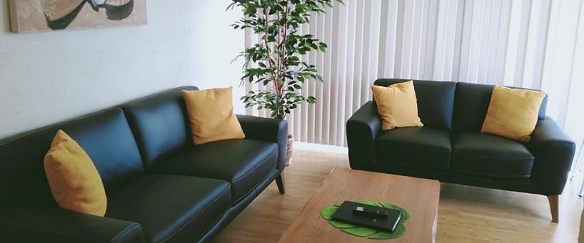 sala de estar con sofá y mesa de centro en Waterview Apartments, en Port Macquarie
