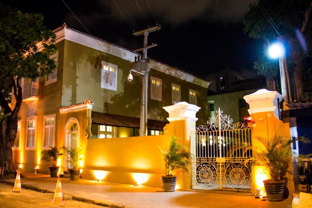 una casa con una puerta delante de ella por la noche en NovoHotell Recife, en Recife