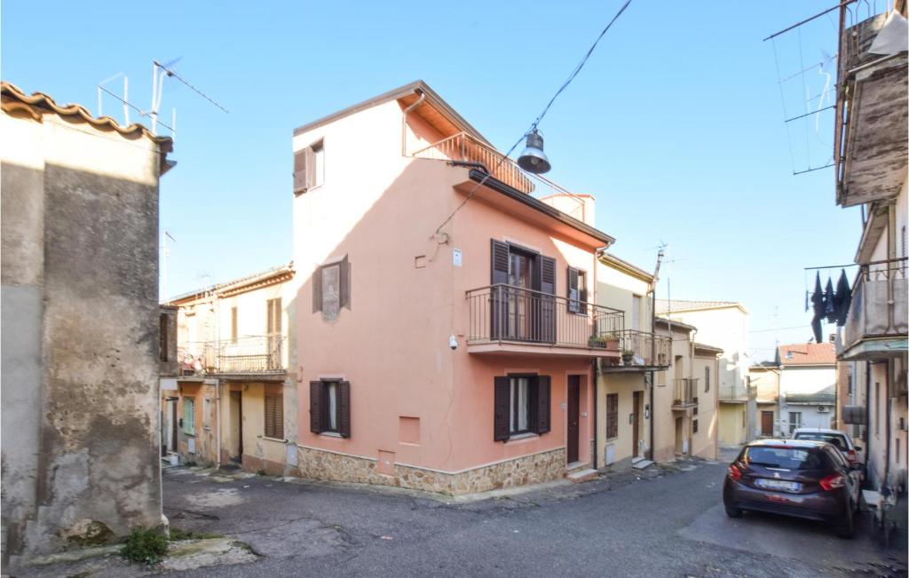 een roze gebouw midden in een straat bij 2 Bedroom Stunning Home In Borgia in Borgia