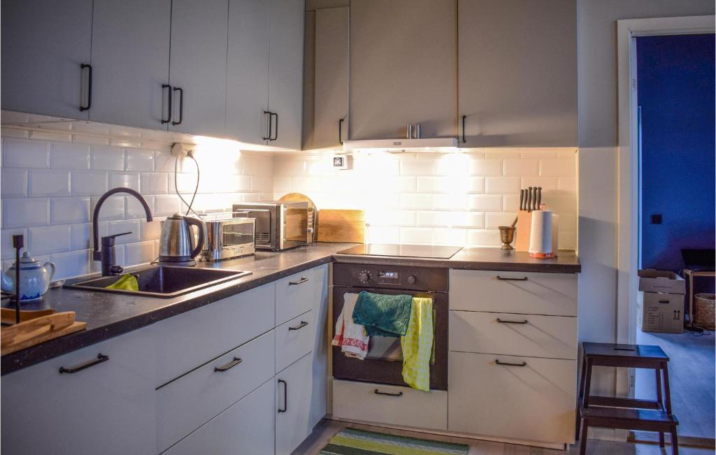 Kuchyň nebo kuchyňský kout v ubytování 2 Bedroom Lovely Apartment In Mrbylnga