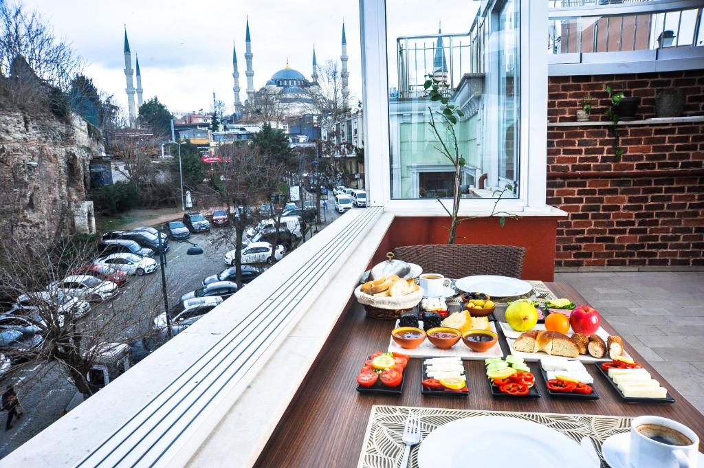 un vassoio di cibo su un tavolo su un balcone di Hotel Erguvan - Special Category a Istanbul