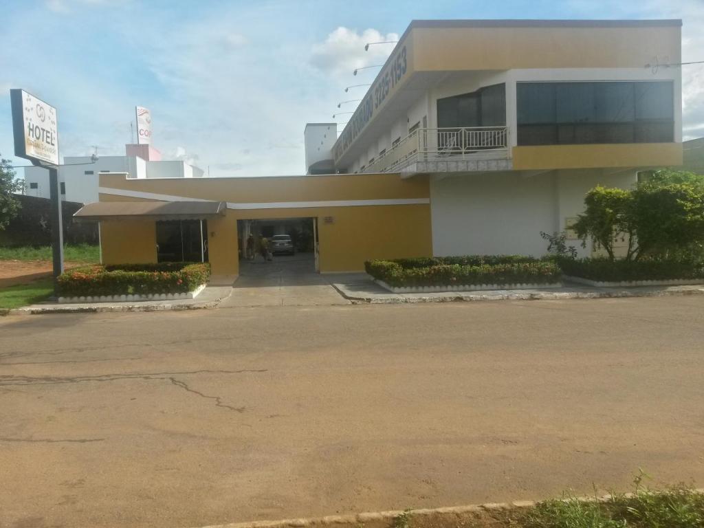 a building with a parking lot in front of it at Hotel Capim Dourado in Palmas