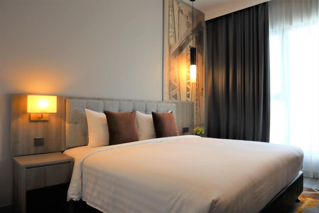 巴生的住宿－KSL ESPLANADE HOTEL with HOT SPRING，窗户客房内的一张大白色床