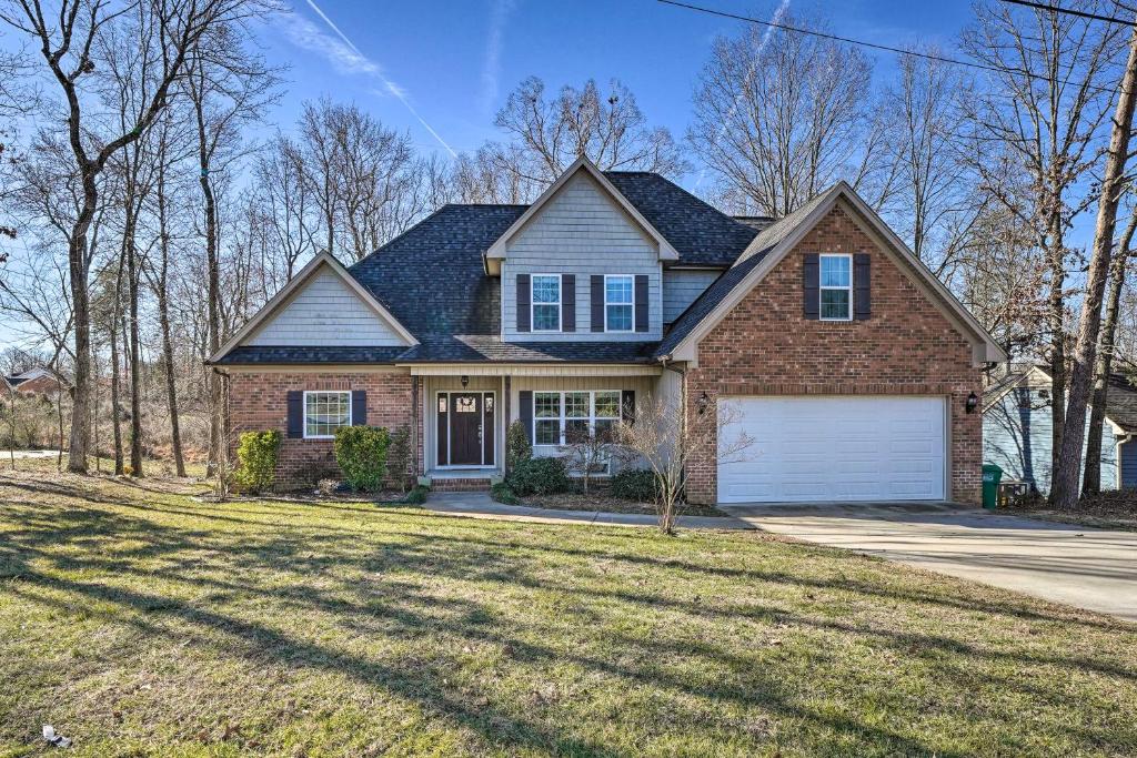 High Point Home about 1 Mi to Oak Hollow Lake!, High Point (updated