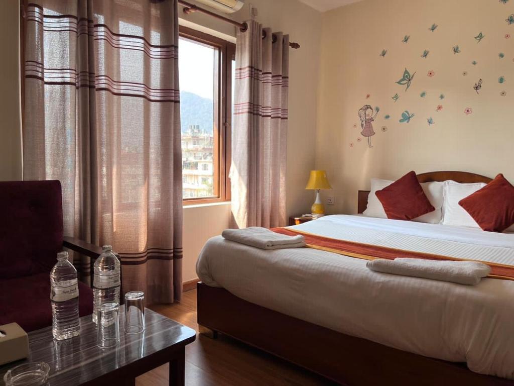 Giường trong phòng chung tại Hotel Pokhara View