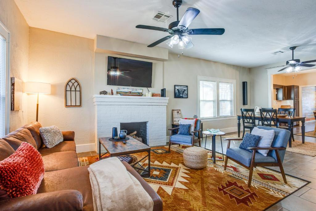 Гостиная зона в Chic Lawton Home, 5 Mi to Historic Fort Sill!