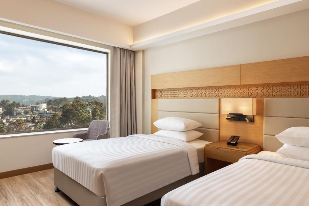 Postel nebo postele na pokoji v ubytování Courtyard by Marriott Shillong