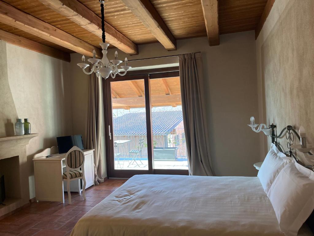 1 dormitorio con cama y ventana grande en Agriturismo Il Torriglione, en La Morra