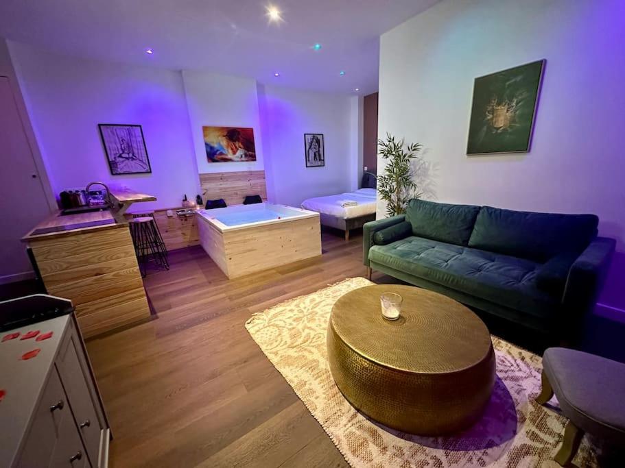 Posedenie v ubytovaní Colline, La suite cinéma spa privée