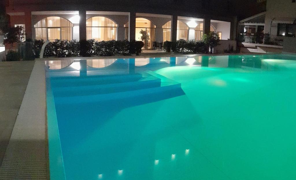 Bazén v ubytování Hotel For You nebo v jeho okolí