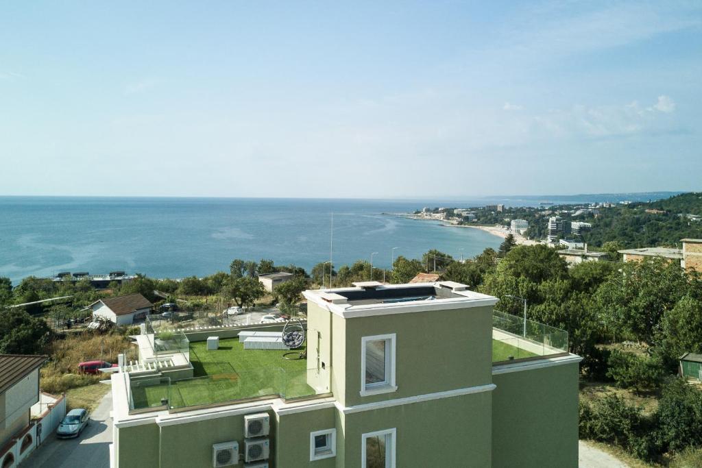 een uitzicht op de oceaan vanuit een huis bij Sea lounge in Varna