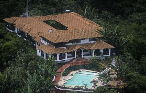 - une vue aérienne sur une maison avec une piscine dans l'établissement Hacienda Primavera Wilderness Ecolodge, à Ambuquí