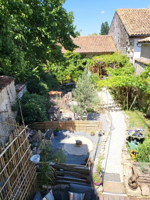 Chef-BoutonneにあるChambre d'Hote Woodyの庭の噴水付き庭園