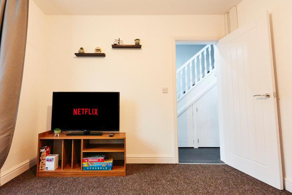 TV a/nebo společenská místnost v ubytování Stylish Home From Home in Leeds