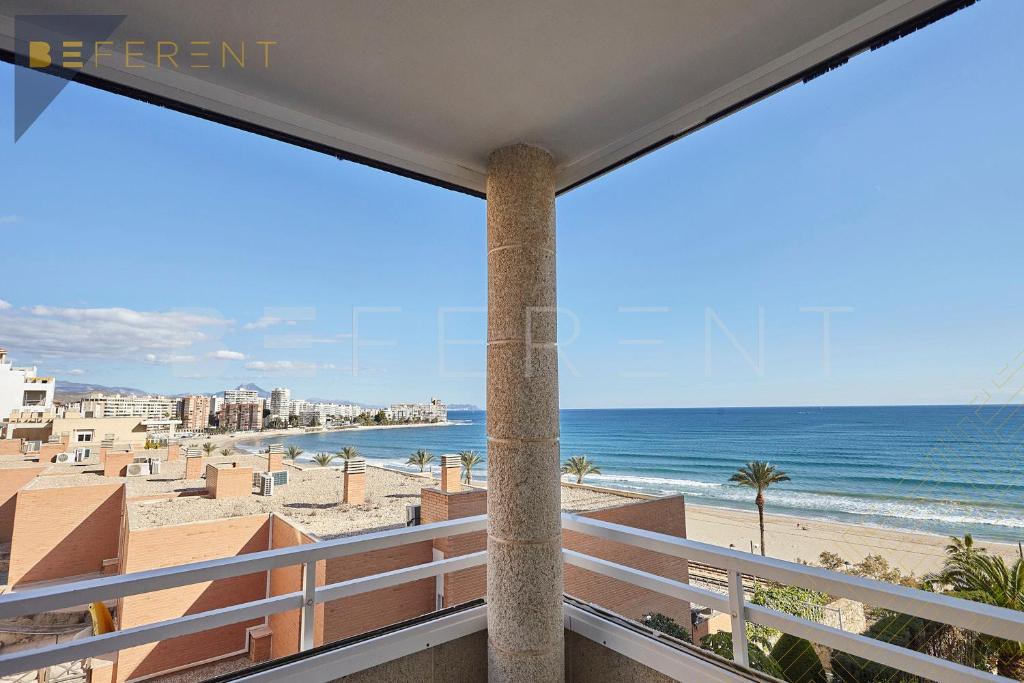 Blick auf den Strand vom Balkon einer Eigentumswohnung in der Unterkunft Beferent Sol y Mar Muchavista in El Campello