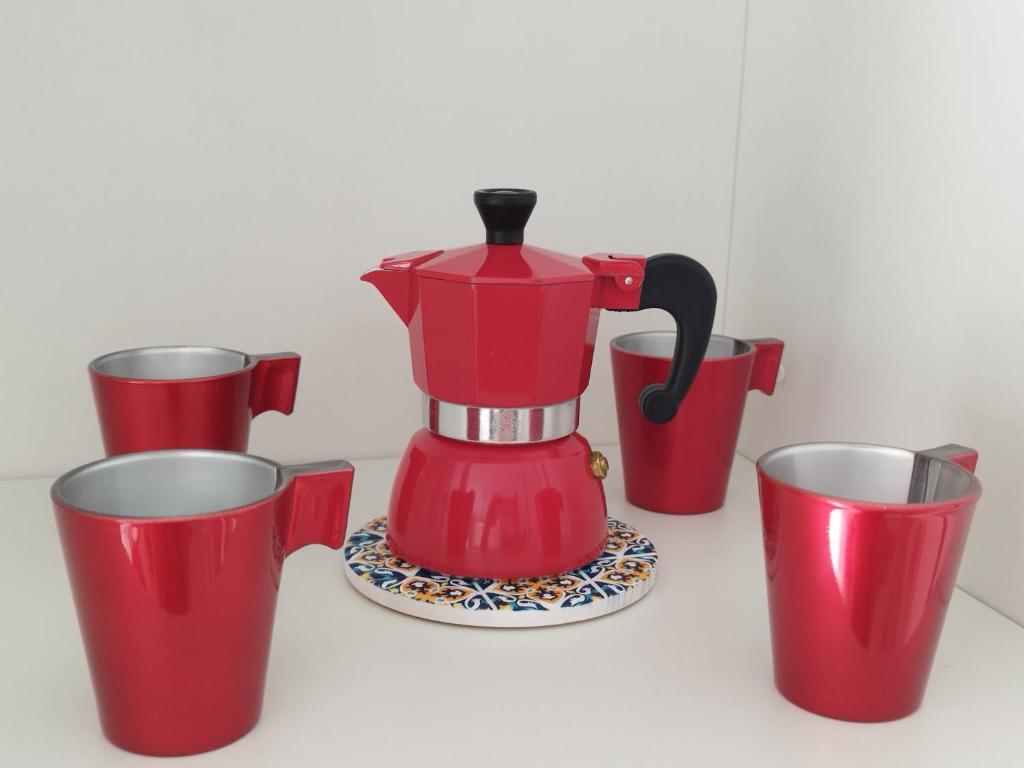 Príslušenstvo na prípravu kávy alebo čaju v ubytovaní RED