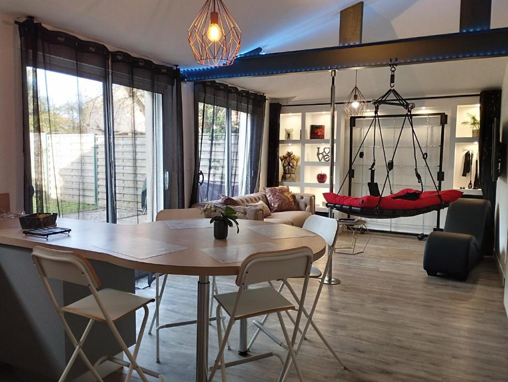 une salle à manger et un salon avec une table et des chaises dans l'établissement Gîte romantique avec SPA cœur à corps 44, à La Plaine-sur-Mer