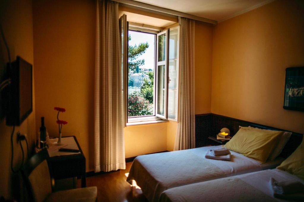 une chambre d'hôtel avec un lit et une fenêtre dans l'établissement Rooms Villa Amfora Dubrovnik, à Dubrovnik