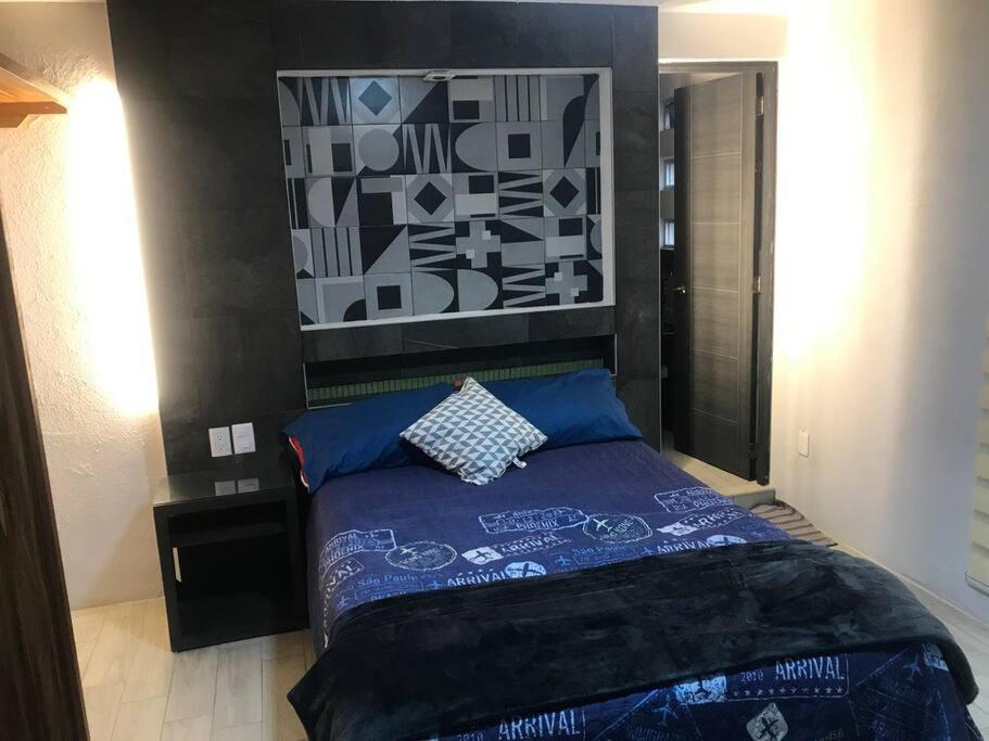 1 dormitorio con 1 cama con edredón azul en Habitación Irving confortable con baño privado en Ciudad de México