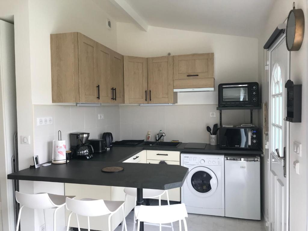 Kuchnia lub aneks kuchenny w obiekcie Studio 35m2 à 3 km de la gare d Angoulême avec draps et linge de maison fournis