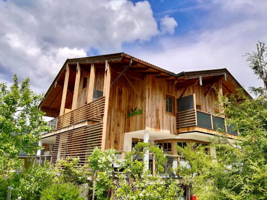 クライナルにあるLandhaus Försterlislの手前に木造建築家