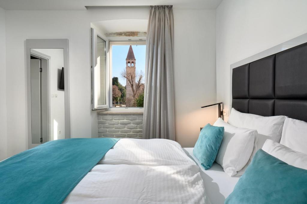 - une chambre avec un grand lit et une fenêtre dans l'établissement Bernardi Rooms, à Split