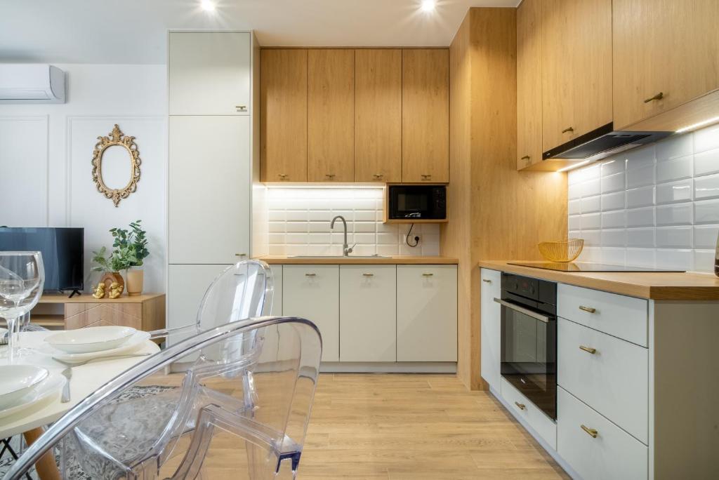 Kuchyňa alebo kuchynka v ubytovaní ApartamentySnu, Struga Tower Double Gold z parkingiem