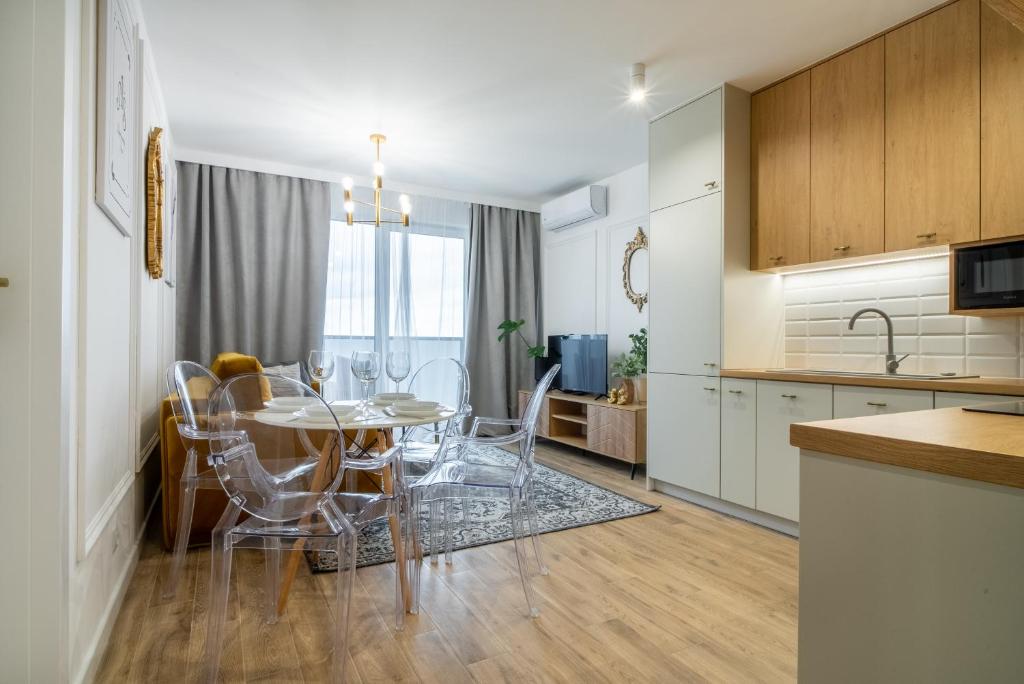 een keuken en eetkamer met een tafel en stoelen bij ApartamentySnu, Struga Tower Double Gold z parkingiem in Radom