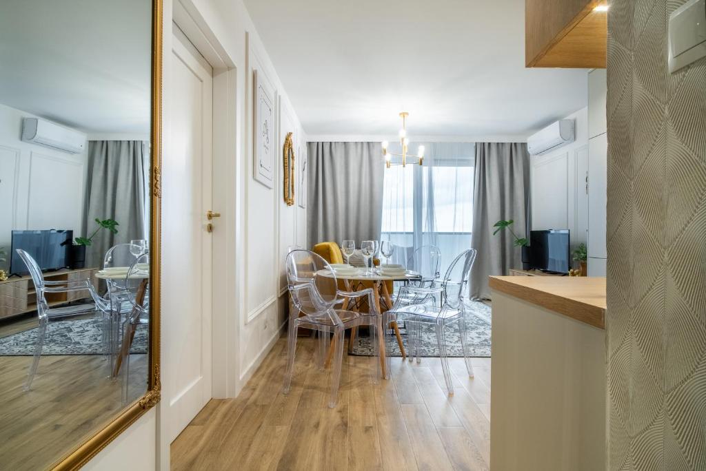 Televízia a/alebo spoločenská miestnosť v ubytovaní ApartamentySnu, Struga Tower Double Gold z parkingiem