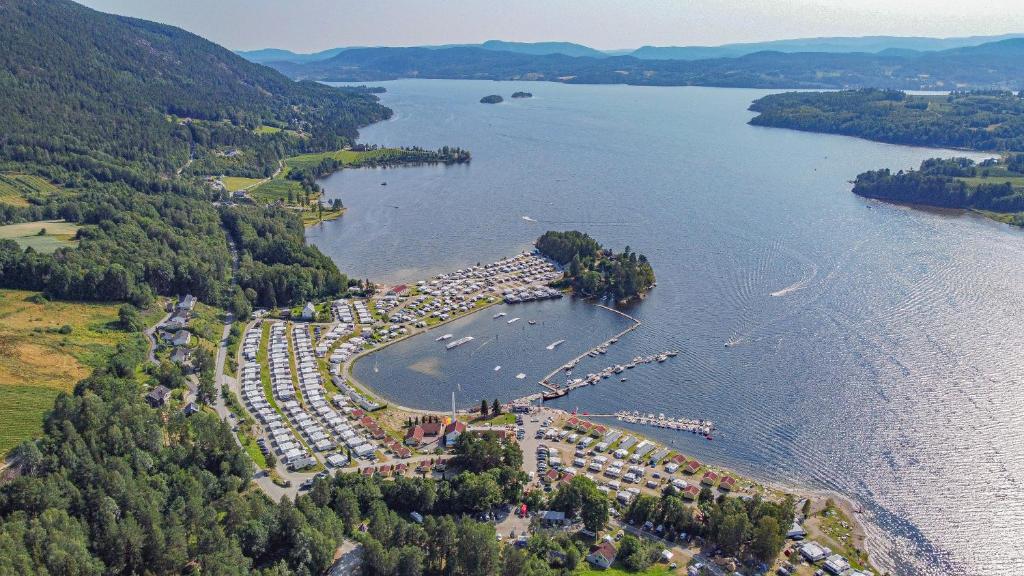 una vista aérea de un complejo en un lago en First Camp Norsjø Telemark, en Akkerhaugen