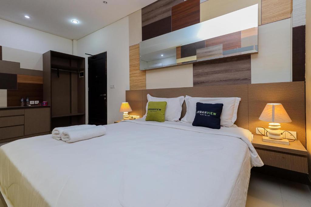 Postel nebo postele na pokoji v ubytování Urbanview Hotel WG Jimbaran Bali