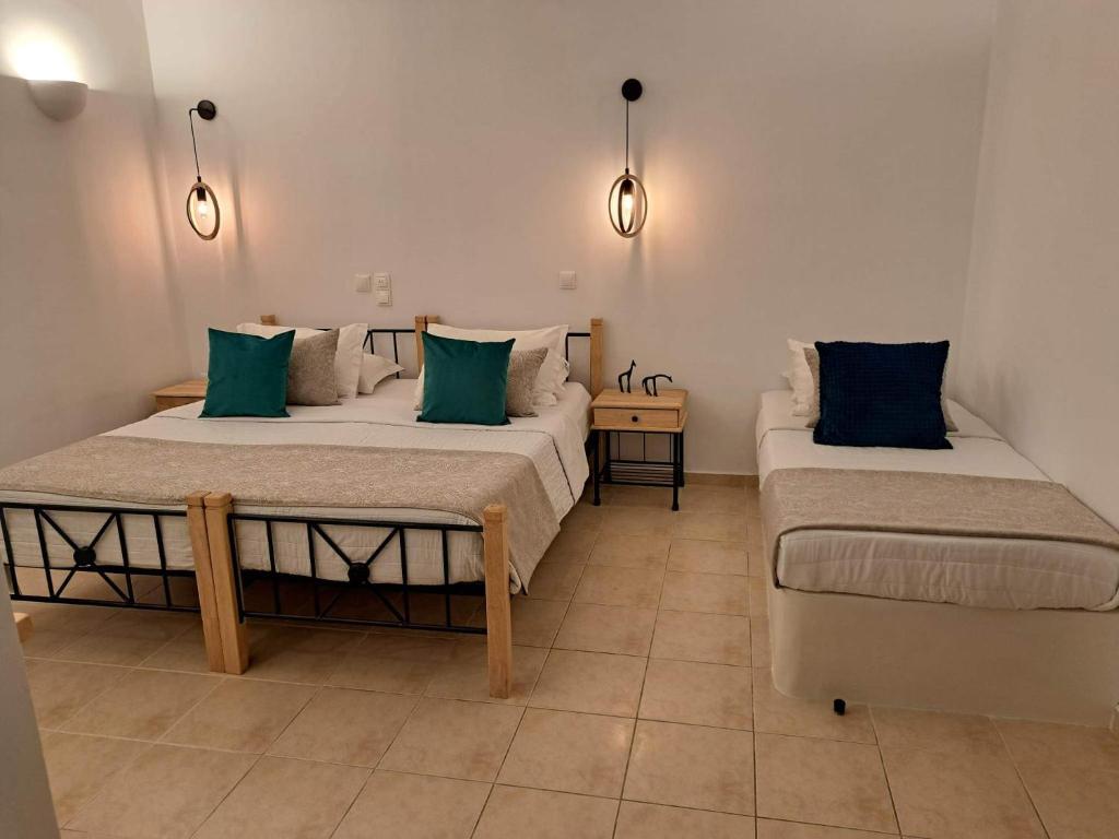 Postel nebo postele na pokoji v ubytování Amerisa Suites & Villa
