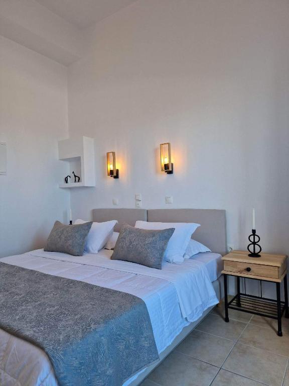 Postel nebo postele na pokoji v ubytování Amerisa Suites & Villa