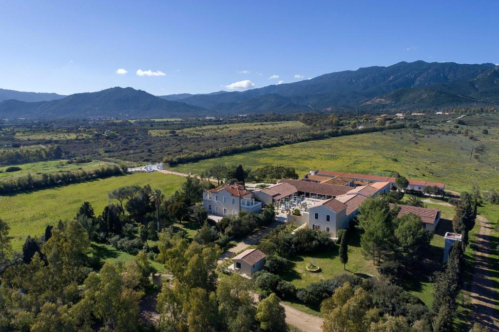 una vista aerea di una casa in un campo di Villa Cavalieri Country Hotel a Pula