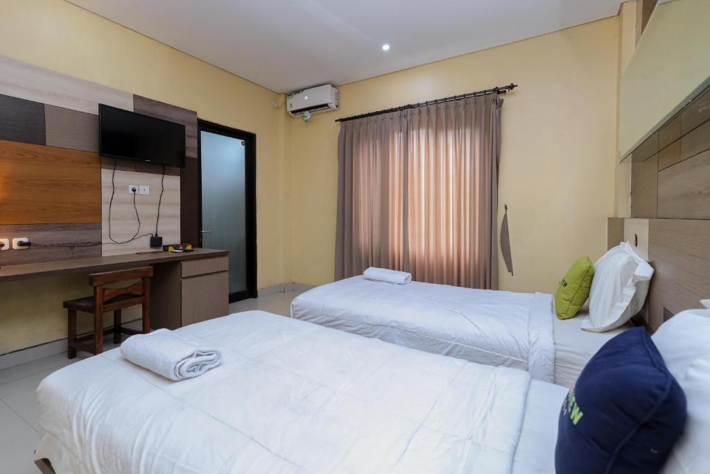 Postel nebo postele na pokoji v ubytování Urbanview Hotel WG Jimbaran Bali