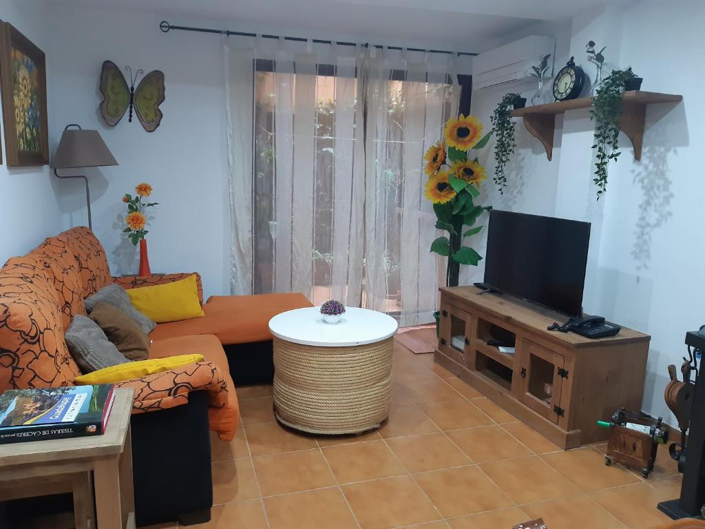 瓜達盧佩的住宿－Casa Rural Fray Eloy，带沙发和电视的客厅