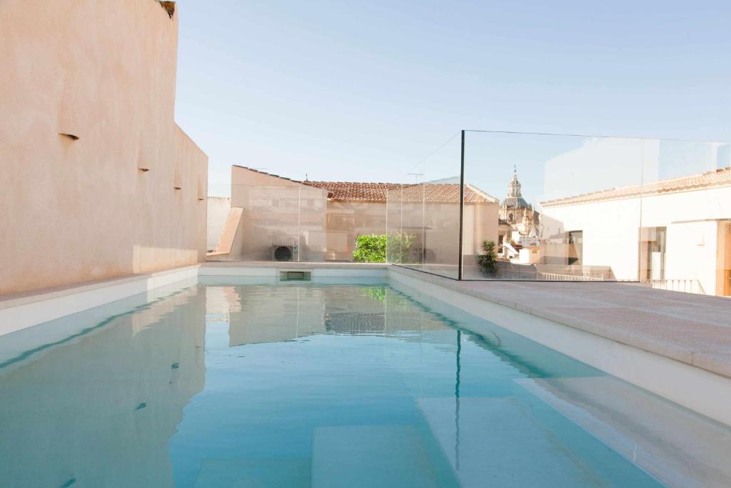 una piscina de agua en el patio de un edificio en Indulge in Seville C, en Sevilla