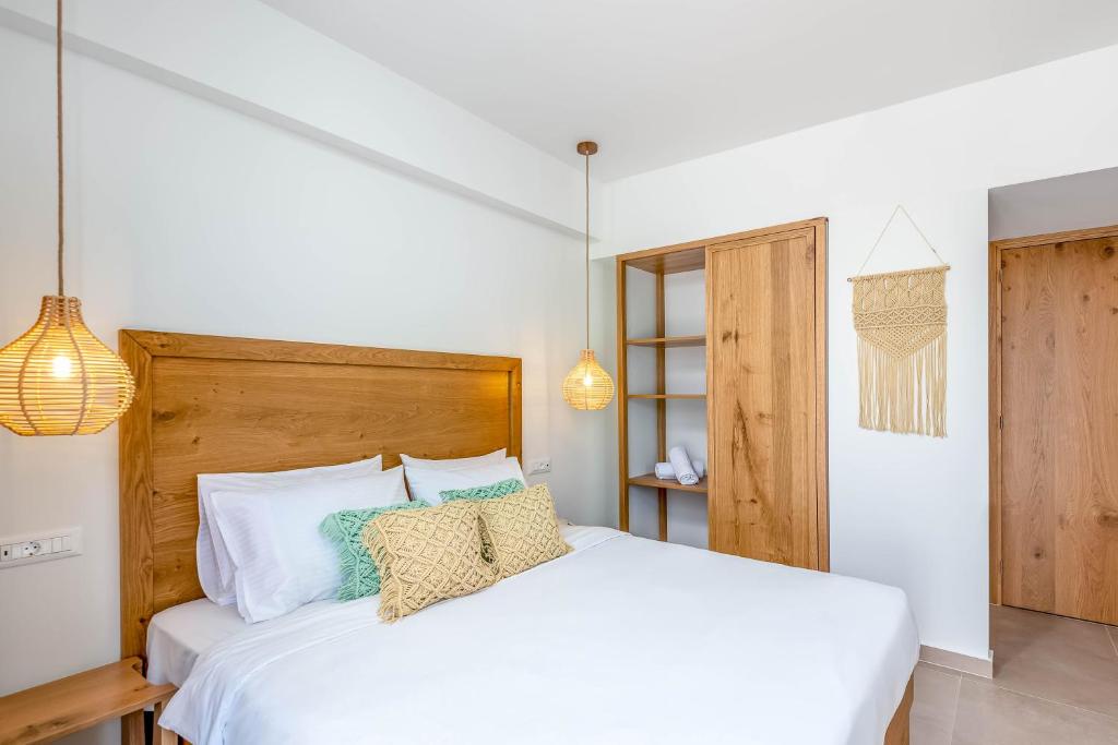 Postel nebo postele na pokoji v ubytování Absolute Kiotari Resort