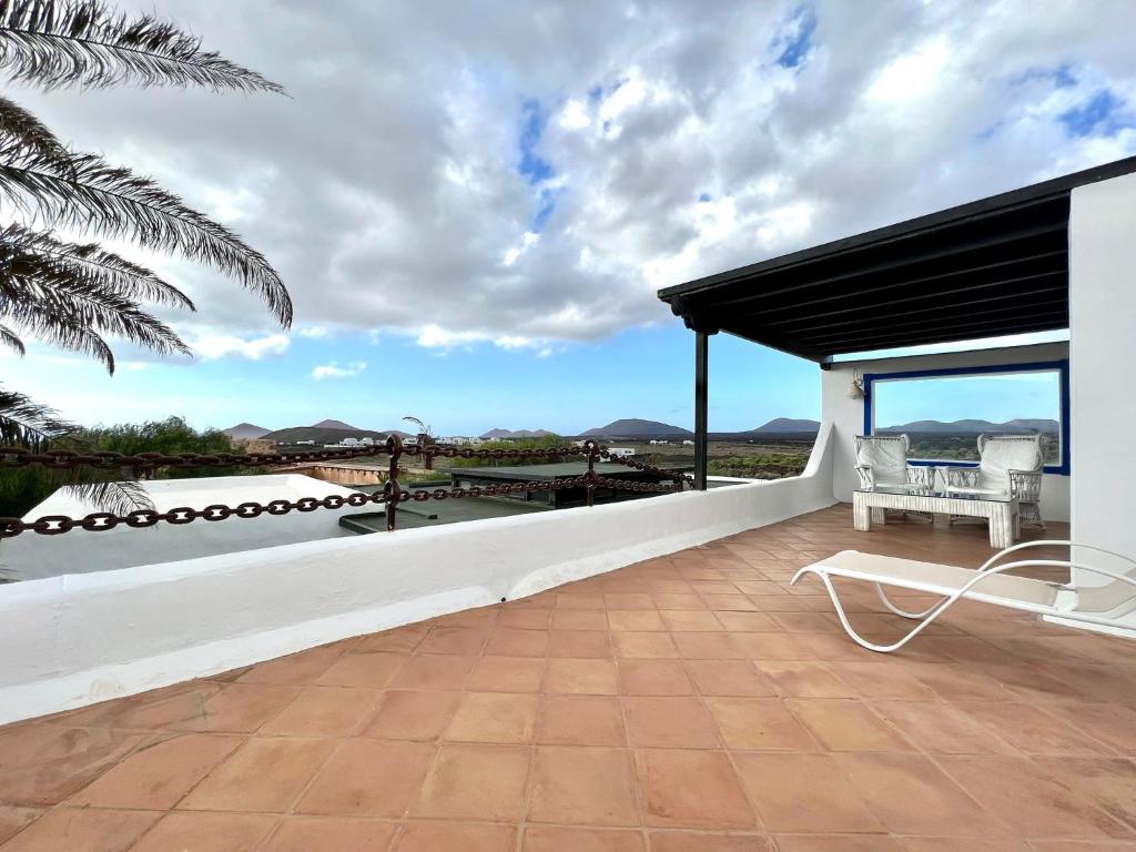 Fotografia z galérie ubytovania Suite only adults with Breakfast included, FreeWifi, shared pool, ocean view in Yaiza v destinácii Yaiza