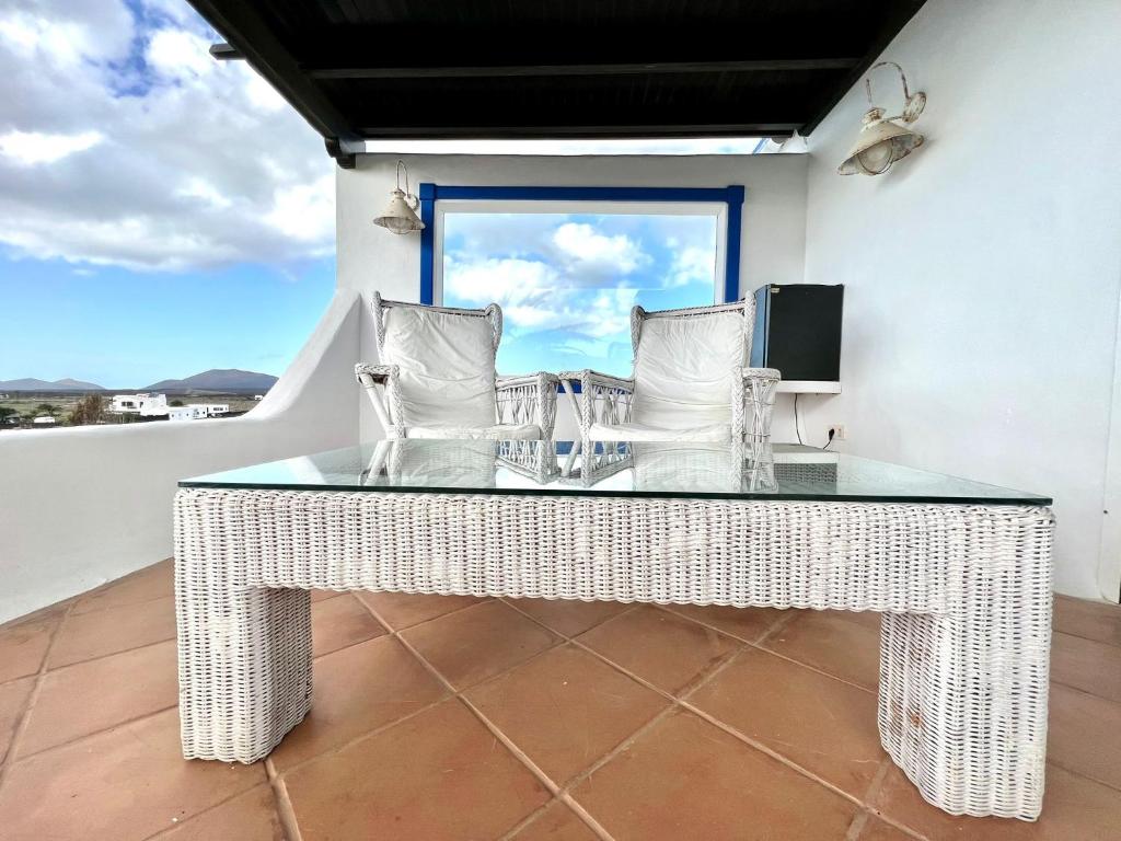 Fotografia z galérie ubytovania Suite only adults with Breakfast included, FreeWifi, shared pool, ocean view in Yaiza v destinácii Yaiza