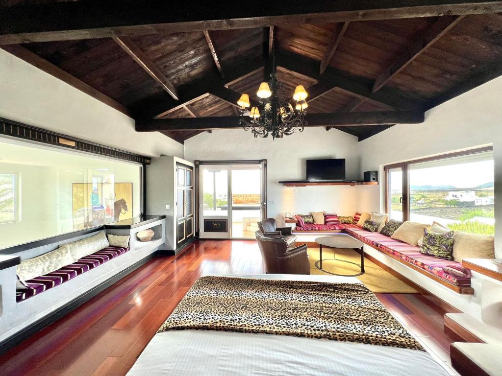 Fotografia z galérie ubytovania Suite only adults with Breakfast included, FreeWifi, shared pool, ocean view in Yaiza v destinácii Yaiza