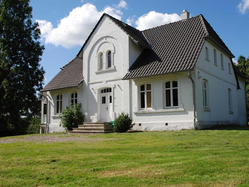 uma casa branca com um grande jardim relvado em Gutshaus Glowitz em Glowitz