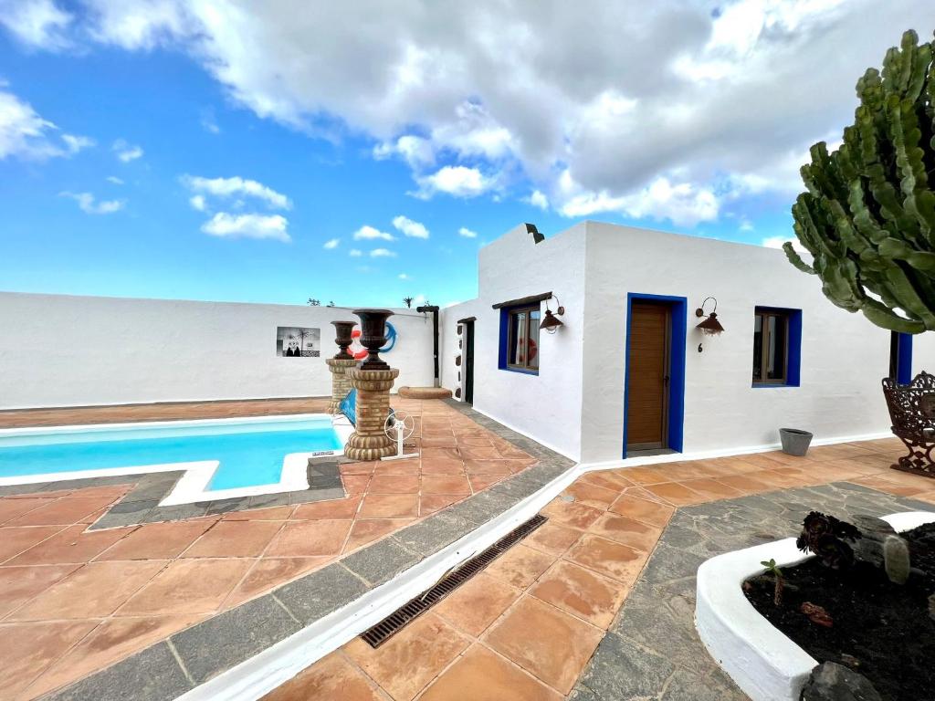 Fotografia z galérie ubytovania Suite only adults with Breakfast included, FreeWifi, shared pool, ocean view in Yaiza v destinácii Yaiza