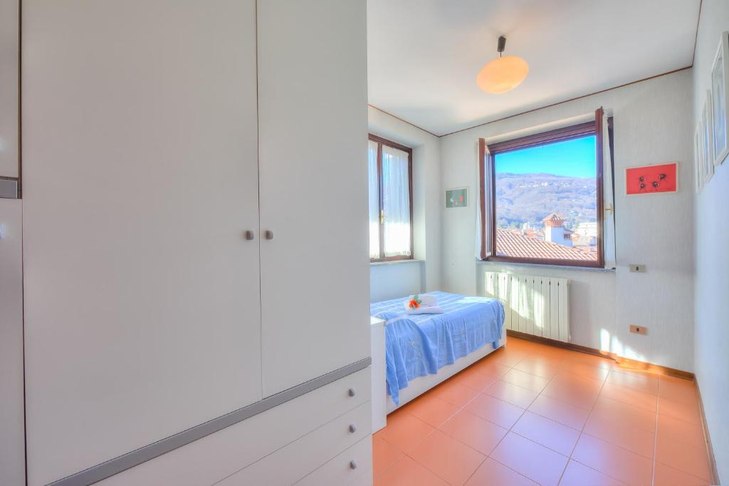 A bed or beds in a room at Laura's Cozy Apartment Stresa Center - Happy Rentals