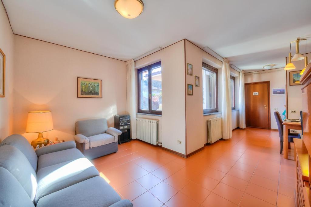 A seating area at Laura's Cozy Apartment Stresa Center - Happy Rentals