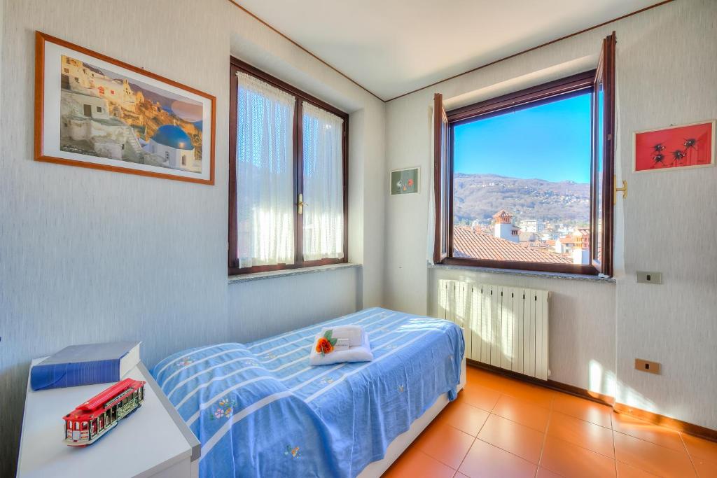 A bed or beds in a room at Laura's Cozy Apartment Stresa Center - Happy Rentals