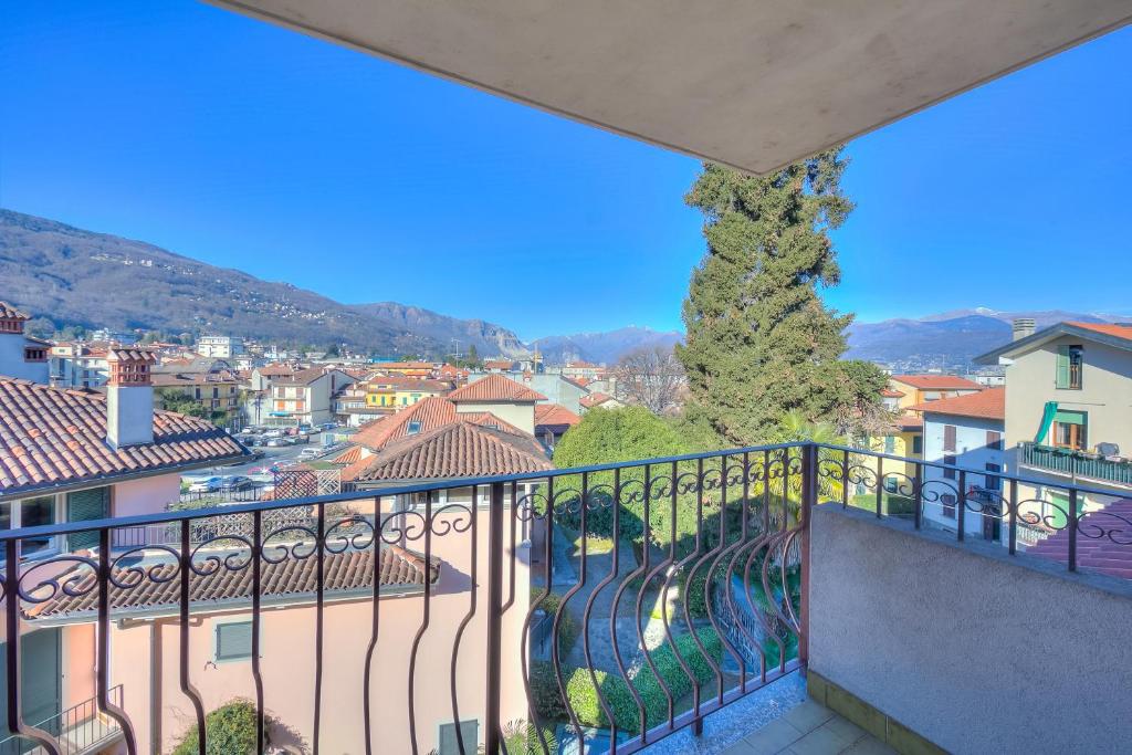 Balkon atau teras di Laura's Cozy Apartment Stresa Center - Happy Rentals