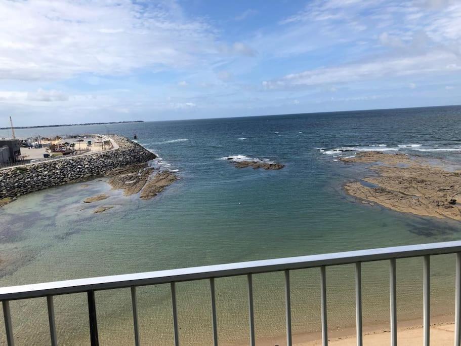 d'un balcon avec vue sur l'océan. dans l'établissement L'appartement entre ciel et mer, à La Turballe